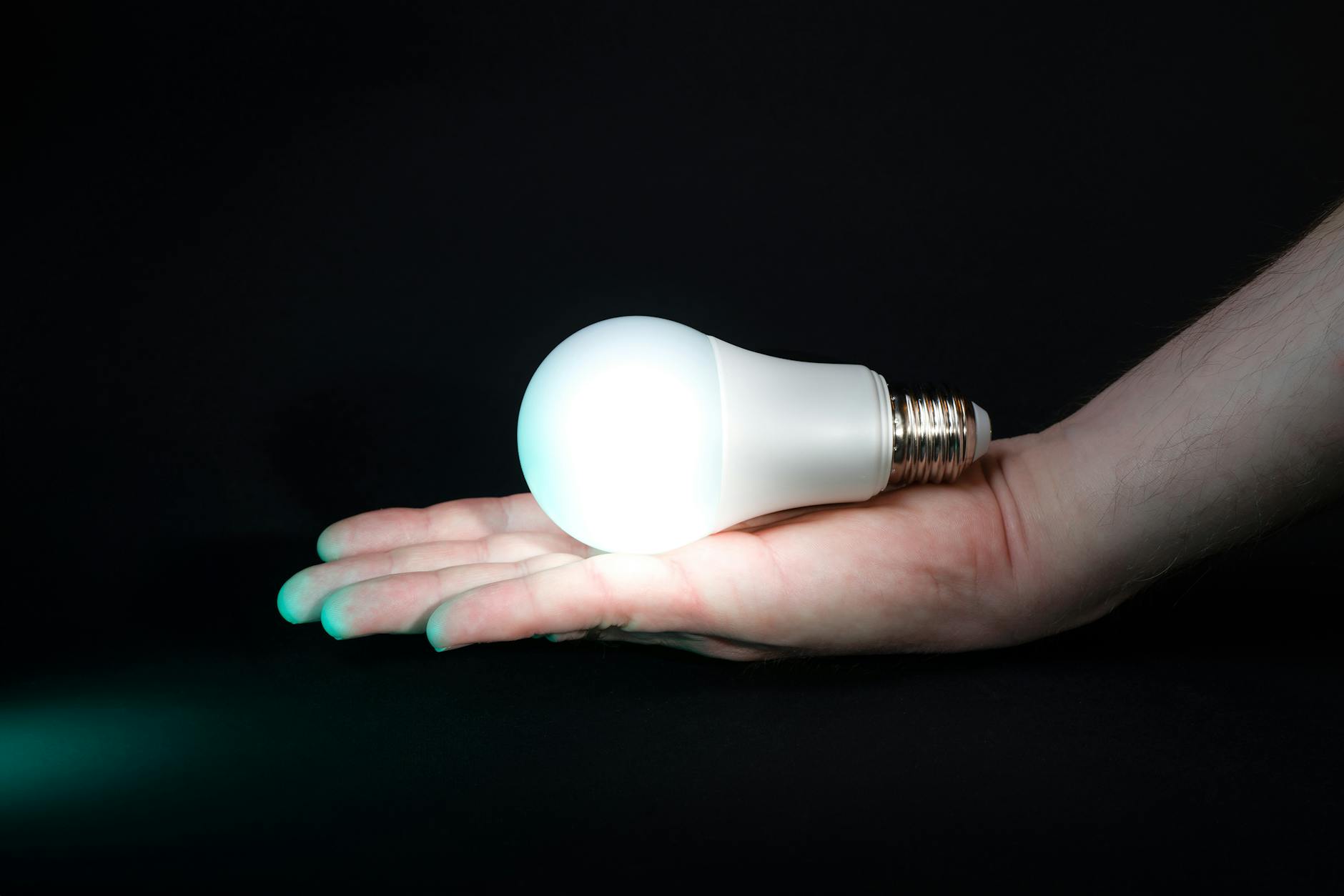 Mains en lumière chaude — l'énergie qui circule